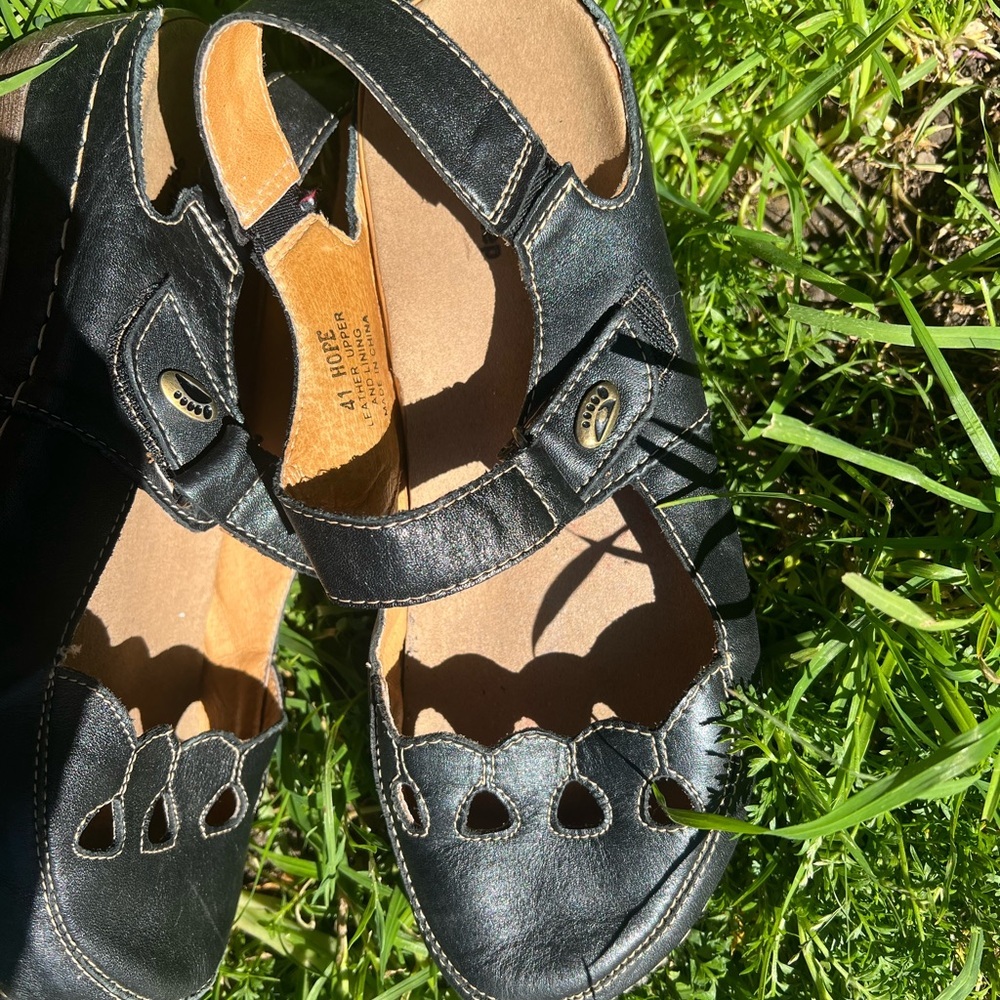 Spring Step Women's Black Leather Sandals - Picture 5 of 8